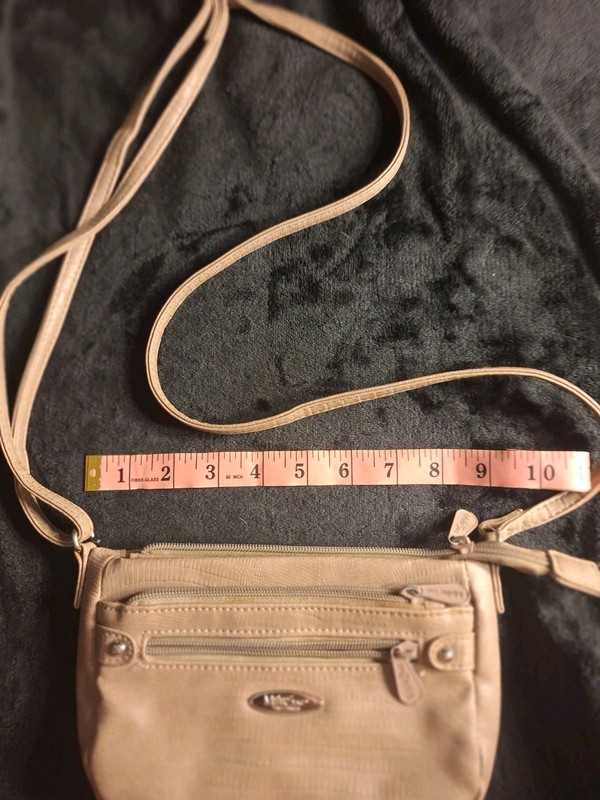Multi Sac Zippy Tan Crossbody Purse Bag 6 Compartments 3 Are Zippered Nice!