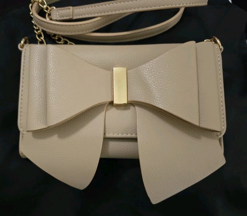 Like Dreams Beige Purse With Bow Gold Chain Link Faux Leather Shoulder Strap gallery