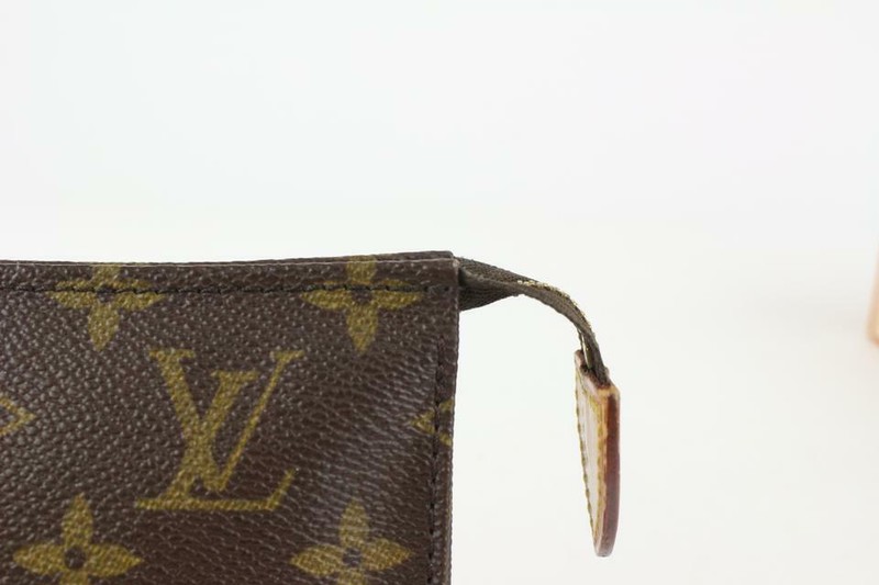 Louis Vuitton Monogram Toiletry Pouch 15 Poche Toilette 0LV323L gallery