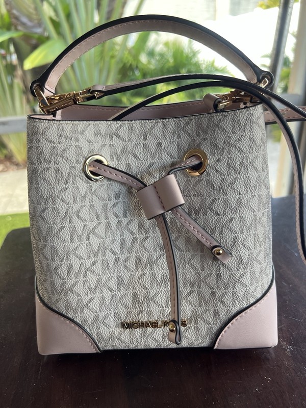 MICHAEL KORS Mercer Small Logo Bucket Bag.