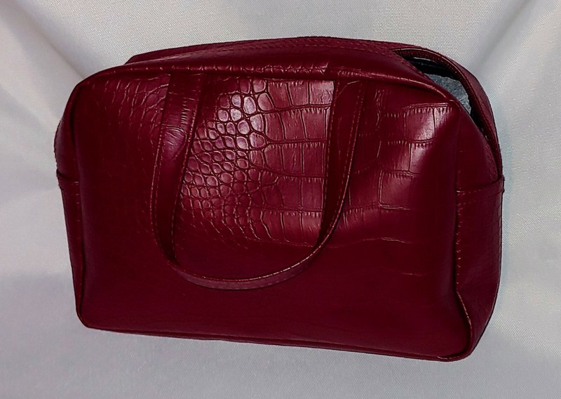 Red Purse Handbag size: L 9″inch x H 5″inch x W 3″inch. 9″x5″x3″