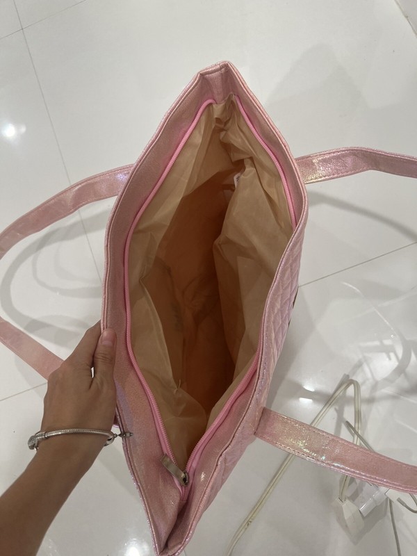 Odiva Pink Quilted Shiny Gold 3D Shell Shoulder Bag 16,5 X 11” gallery