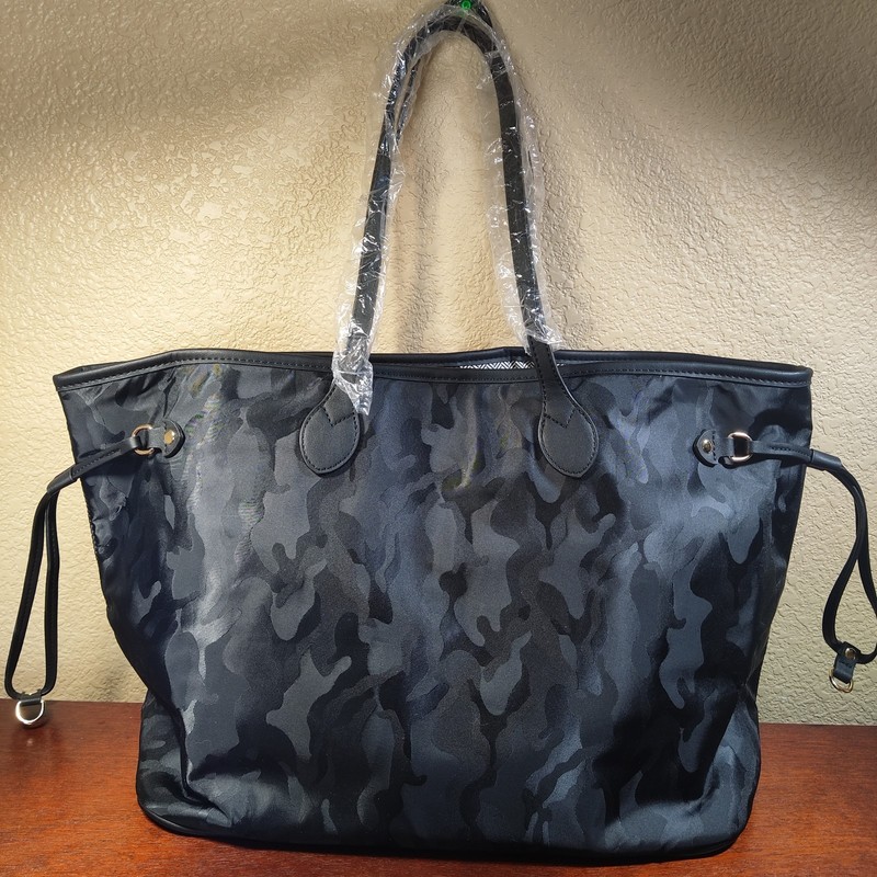 The Threaded Pear Tote Black Camo. Everyday Bag. EXCELLENT CONDITION. NEVER USED