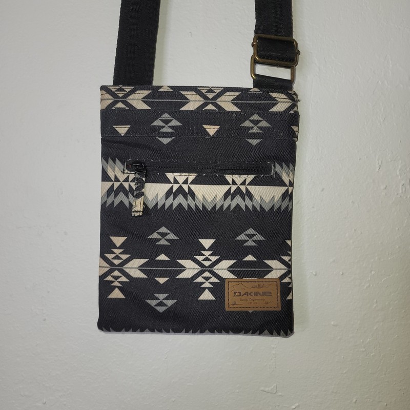 Dakine Crossbody Bag Purse Black Geometric Aztec Zip Phone Minimalist Travel EUC
