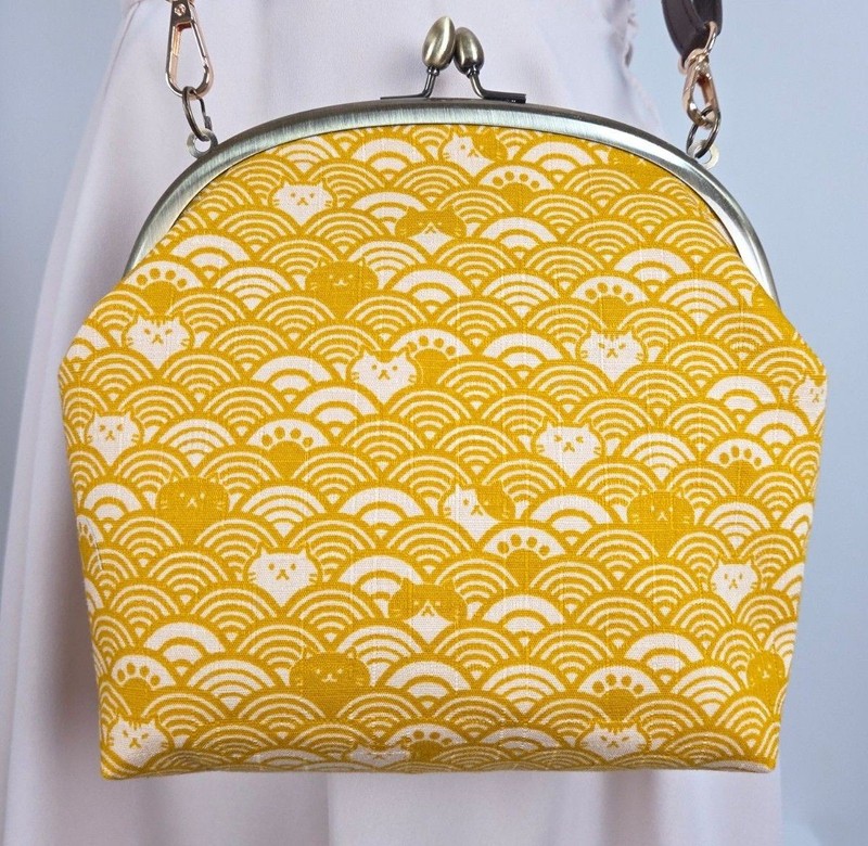 Wave cat Japanese pattern yellow clasp pochette shoulder bag pouch 2 way smartph