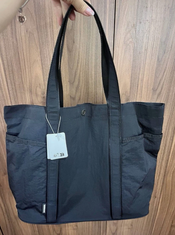 Lululemon Daily Tote Bag 20L Black Multi Pocket Gym Travel Shoulder Tote NWT