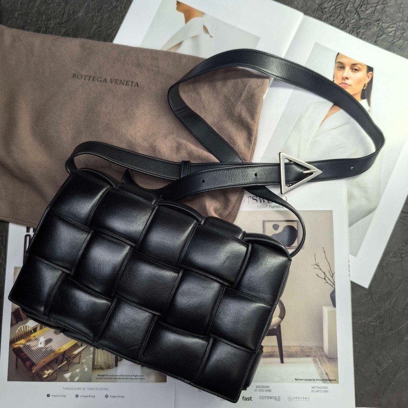 Bottega Veneta Cassette Black Intrecciato Woven Leather Shoulder Bag, 26×18×8 cm