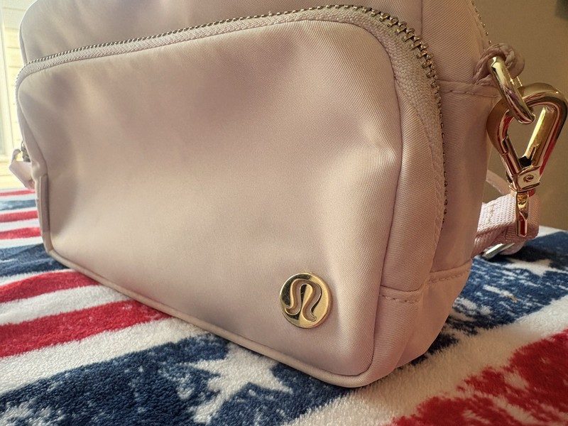 Lululemon Everywhere Crossbody 3L Large Metal Hardware - Downtown Tan/pink gallery