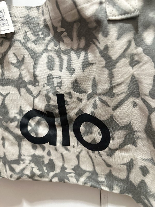 Alo Yoga Tote Bag Large Gray Canvas Tie Dye – Beach / Gym Bag – New with Tags gallery