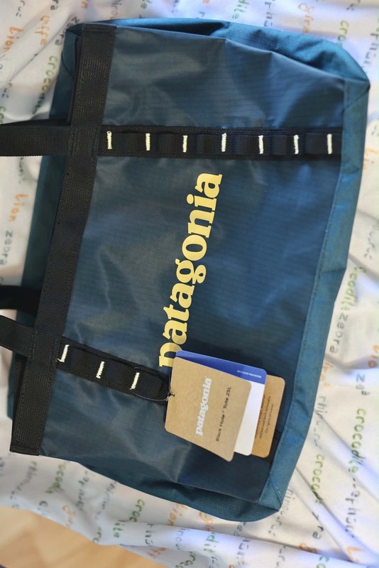 Patagonia Black Hole Tote 25L Blue Black Straps Inner Pockets Zip Logo