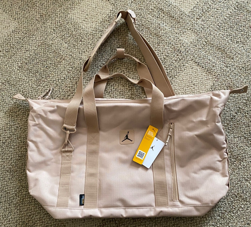 Nike Jordan Duffle Bag Gym Cordura Ripstop MA0900-XA3 16″H x 18″W x 8-1/2″D