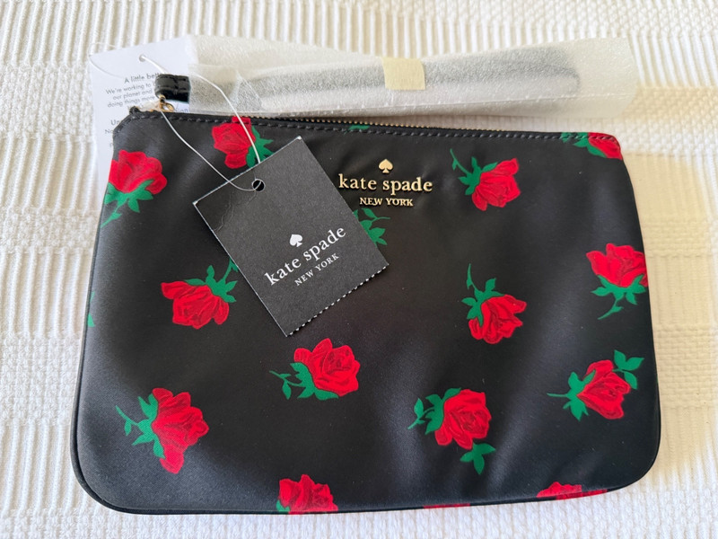 Kate Spade NWT Chelsea Rose Toss Print Wristlet Purse Wallet Floral Black Red