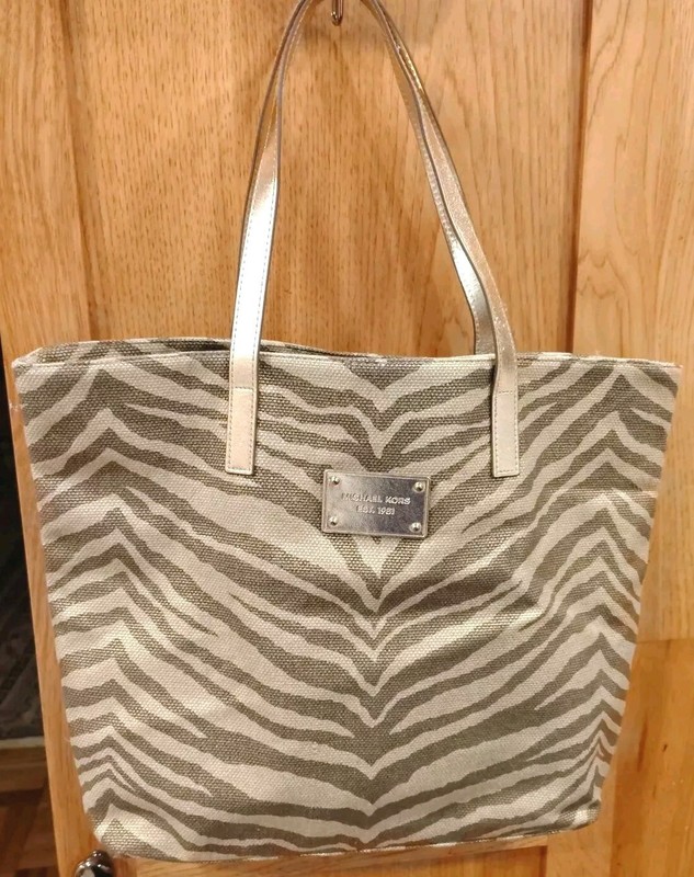 MICHAEL KORS GOLD METALLIC SHIMMER ANIMAL PRINT CANVAS CARRYALL TOTE BAG B22
