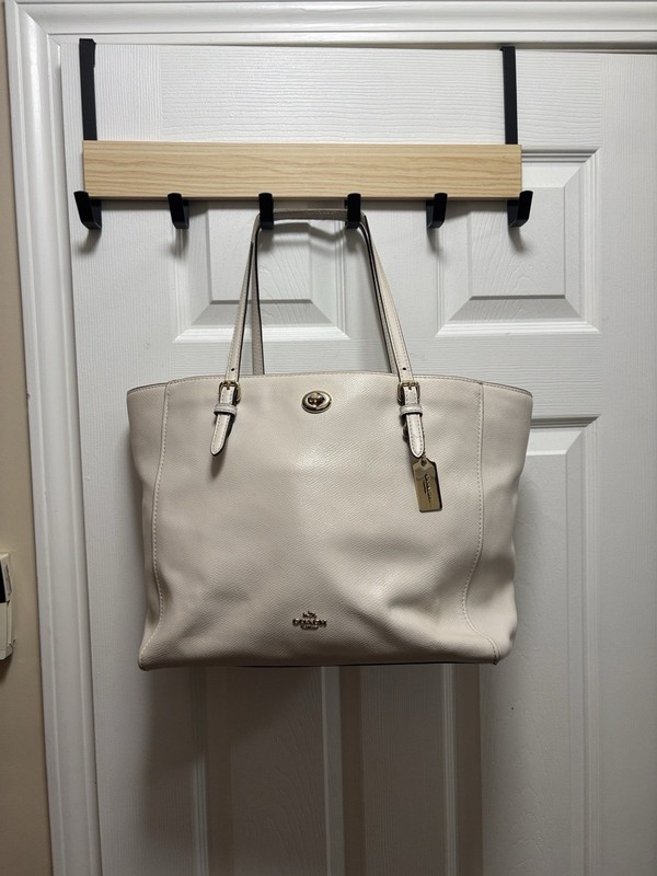 Coach J1582-37142 Turnlock Tote In Crossgrain Leather In Eggshell /White In EUC