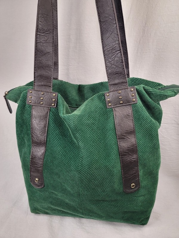 Green Shoulder Tot Bag For Women Width 16.5 In, Height: 13 In Good Condition