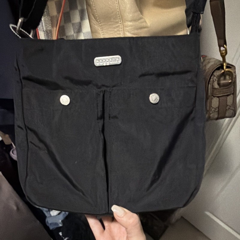 baggallini Black Shoulder Bag Zip Closure Front Pockets Silver Hardware