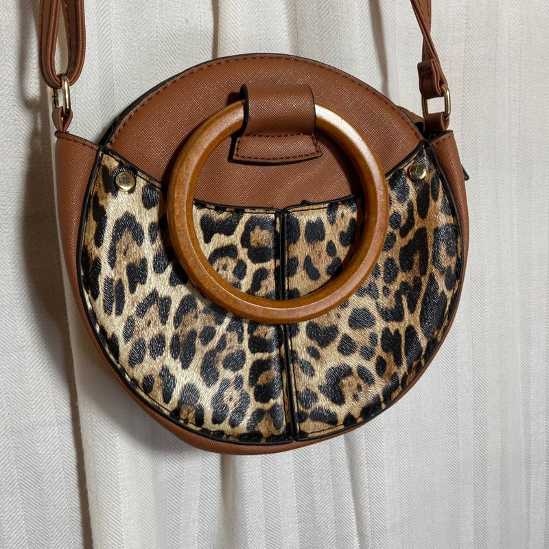 Round Leopard Print Crossbody Bag Wooden Handle Women’s Fashion Accessory