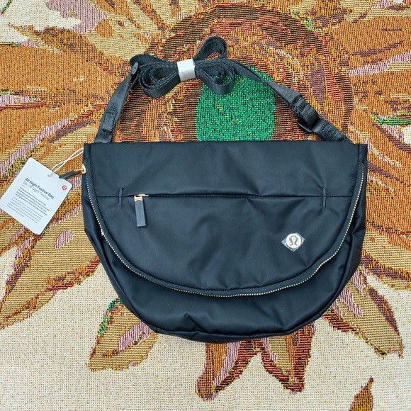 lululemon athletica Festival Bag 5L • Black/Gold