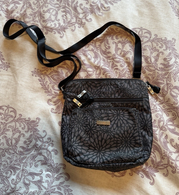 baggallini Gray/Black Floral Small Crossbody Bag Zip Pouch pink Lining