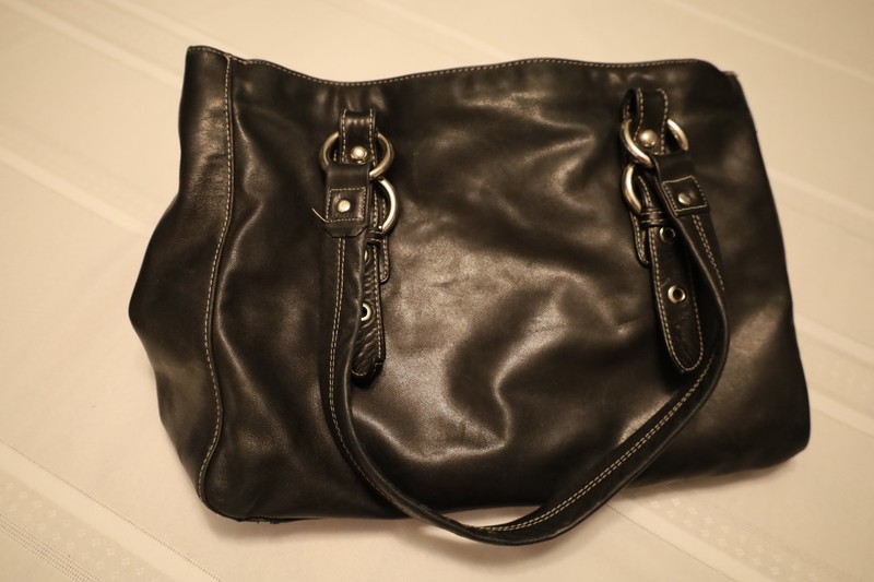 PERLINA SOFT BLACK LEATHER PURSE HANDBAG WITH SEVERAL COMPARTMENTS