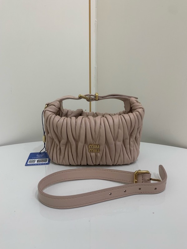 Miumiu light pink pleated lambskin handbag (15*9*10) cm