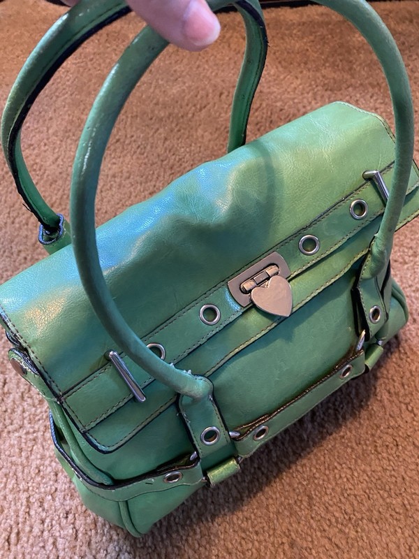 Unique And Cute Green Purse, Heart accent. No Brand, imitation leather