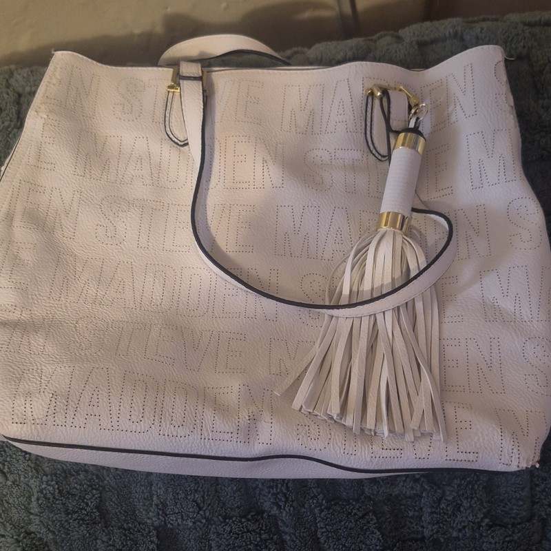 Steve Madden White Logo Tote Bag Tassel Charm Zip Closure Inner Pockets Gold