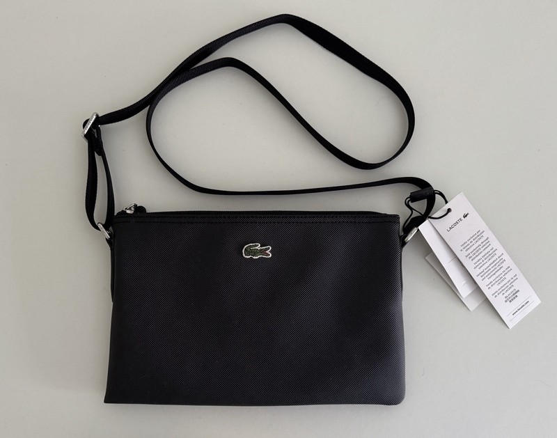 LACOSTE Women’s Medium Daily Lifestyle Flat Crossover Crossbody Bag Black