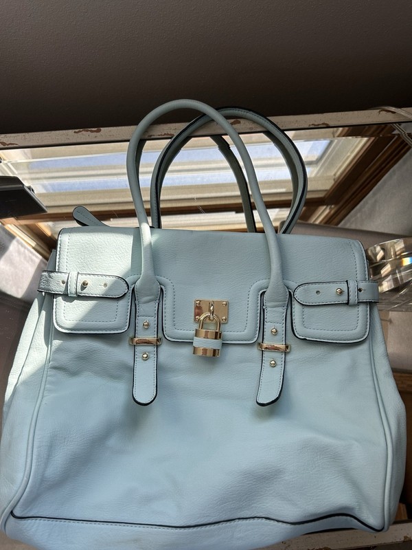 Light blue leather tote bag with gold hardware #totebagAldo