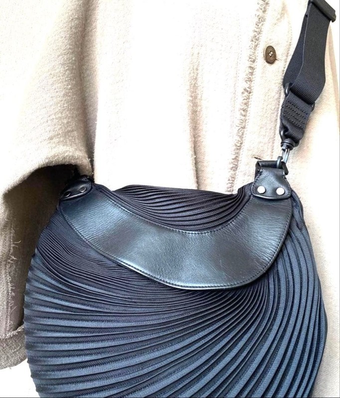 ISSEY MIYAKE Steam Pleats Shoulder Bag Black Ammonite Spiral Crossbody Mint gallery