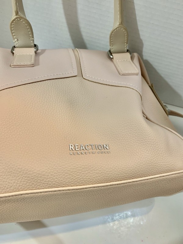 Kenneth Cole Reaction Faux Leather Purse Light Pink With Zipper. Shoulder/Strap