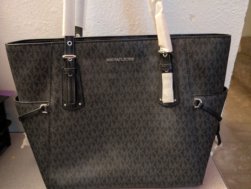 Michael Kors Voyager handbag model # 30F8SV6T4V Black Leather (New)