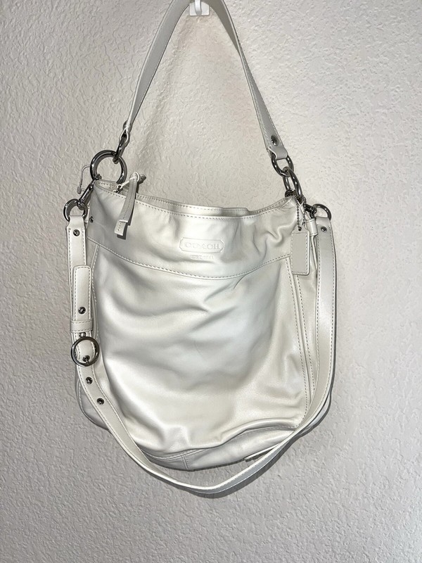 Coach off white leather shoulder hobo bag, Pink Interior, Zipper Closure