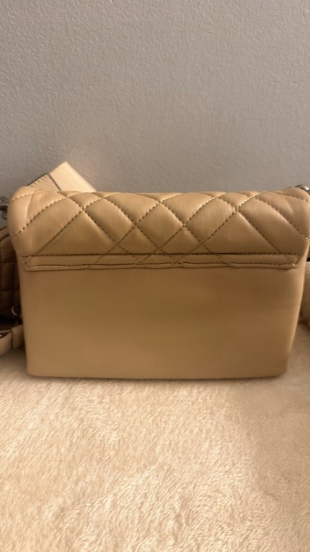 Kurt Geiger Beige Quilted Chain Crossbody Bag Silver Hardware Coin Purse gallery