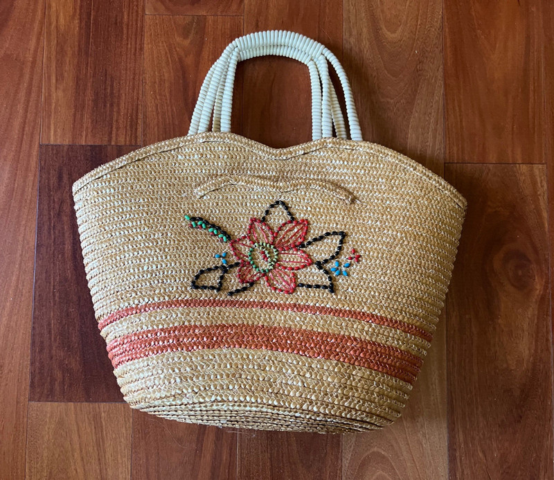 VINTAGE Charming Floral Raffia Tote w Embroidered Beaded Flower and front pocket