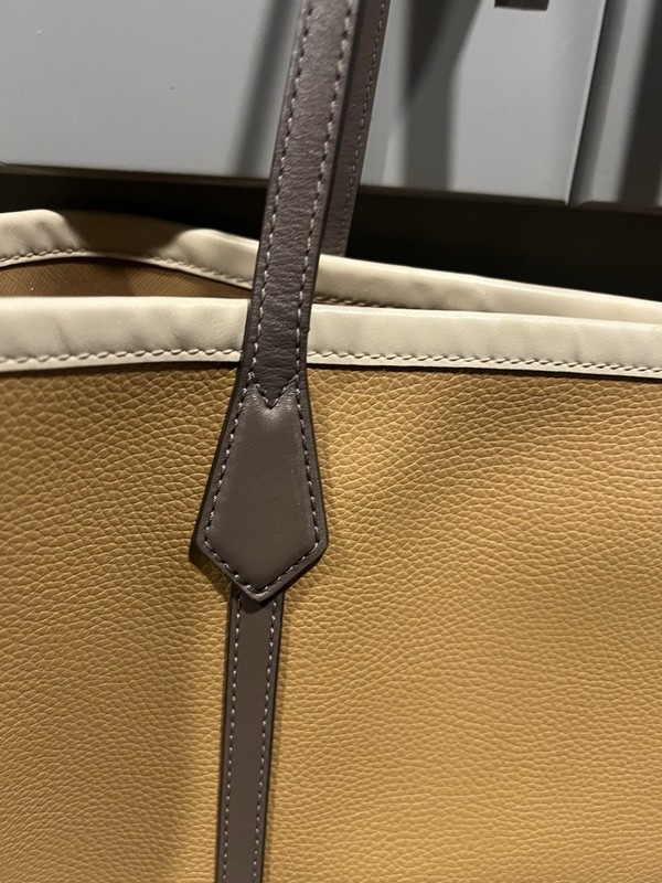 Tory Burch Perry Large Leather Tote – Clam Shell gallery