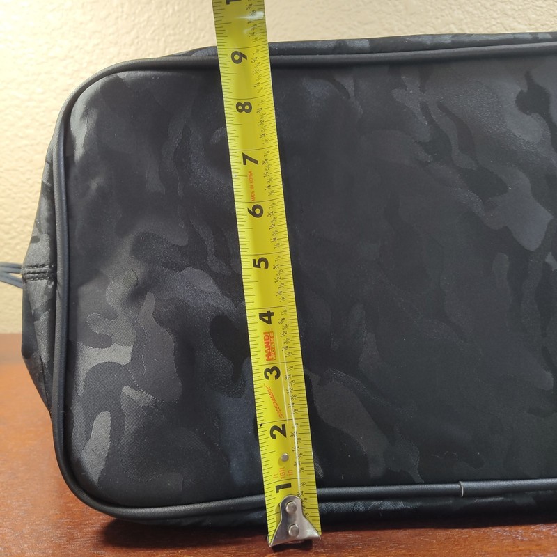 The Threaded Pear Tote Black Camo. Everyday Bag. EXCELLENT CONDITION. NEVER USED gallery