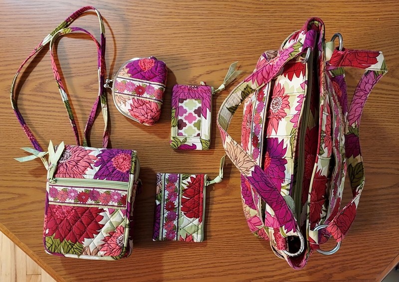 Vera Bradley 5 piece set Hello Dahlia retired pattern – large to small pieces
