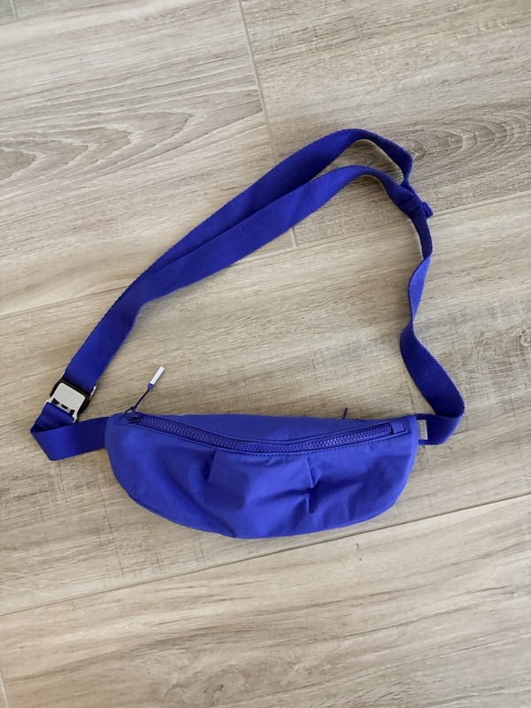 Athleta Waist Bag Fanny Pack Crossbody Kinetic Merlin Blue Purple Adjustable Sz