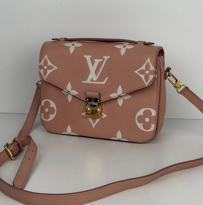 Louis Vuitton Pochette Metis Bicolor Rose Trianon & Cream Shoulder Bag NFC E2