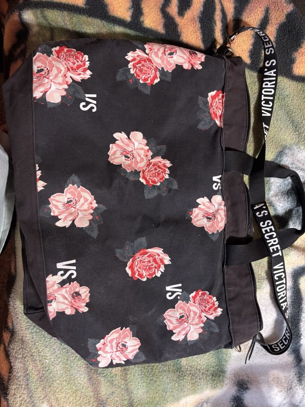 Victoria’s Secret Large Floral Weekender Zip Bag Lined Pockets Detachable Strap