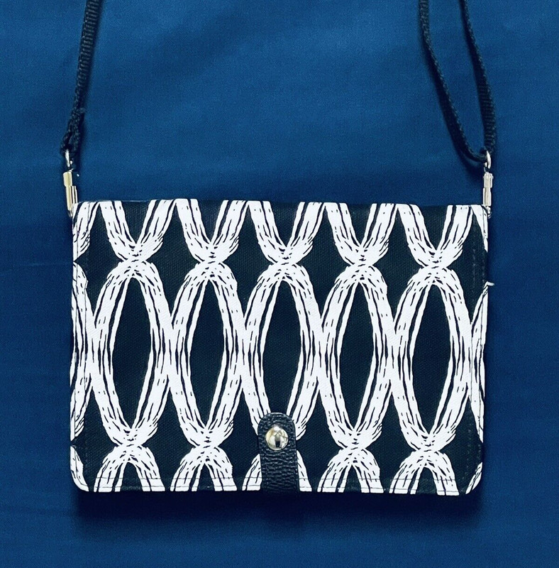 Black and White Canvas Purse Flap Snap Zipper closure Thirty One Crossbody