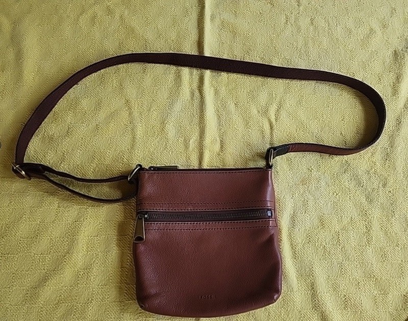 Fossil Voyager Leather Crossbody Bag 7 1/2″ W X 8″ L, Strap Drop 21″ Great Bag!