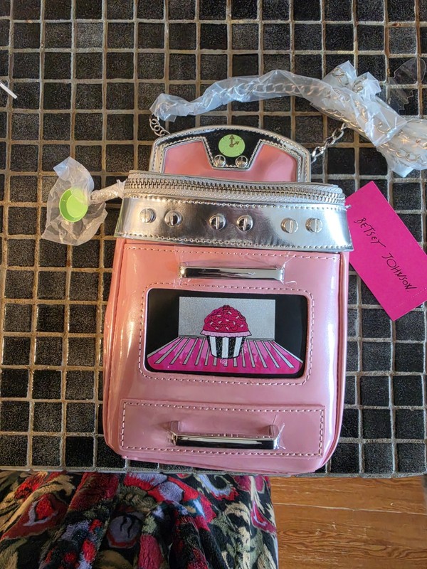 Betsey Johnson L’Oven You Kitsch Oven Crossbody Bag w Coin Purse Insert in Pink