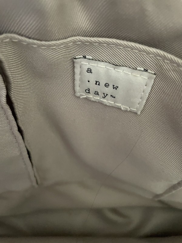 A New Day NWOT Women's Beige Tote Handbag with Pockets Galore!! gallery