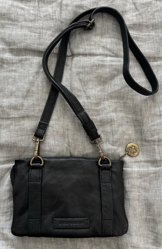 LUCKY BRAND LEATHER BLACK CROSSBODY BAG CARD SLOTS ADJUSTABLE STRAP COMPARTMENTS
