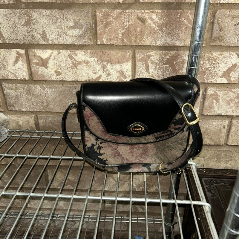 Vintage Isanti Italian Milan Supple Black Leather Adjustable Crossbody Bag Purse
