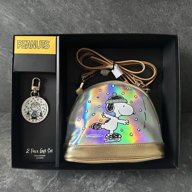 Rare Peanuts Snoopy crossbody bag gift set with Charlie Brown bag charm