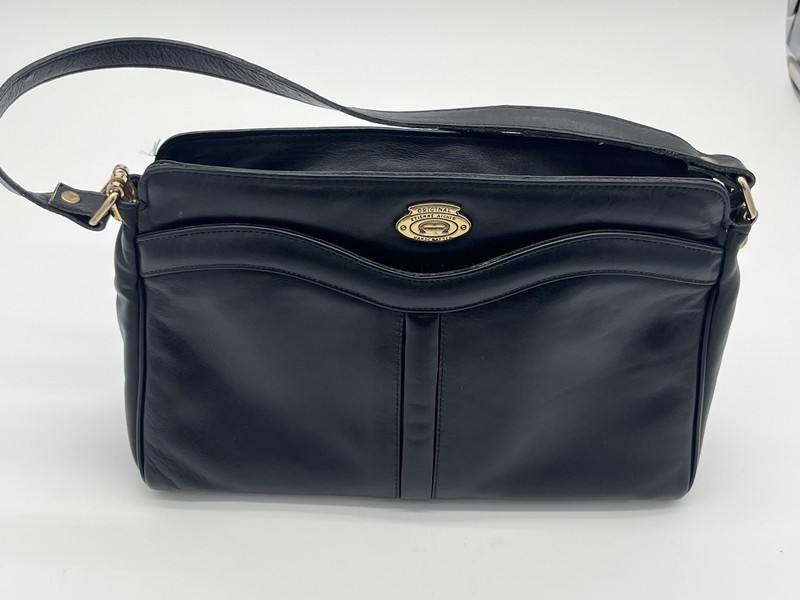 Vintage Etienne Signer black Leather Shoulder Bag with-gold tone hardware.