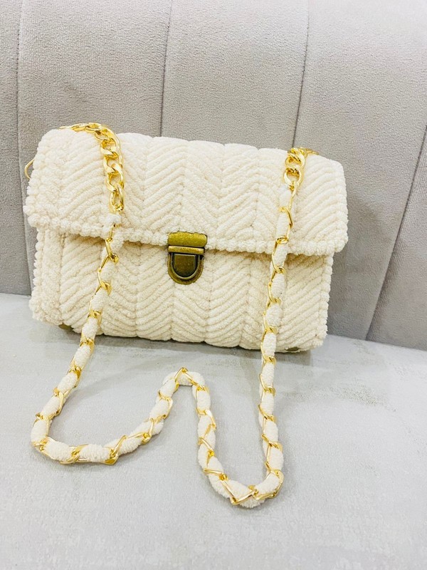 Milky White blanket Yarn Handmade crossbody bag plastic canvas with metal chain